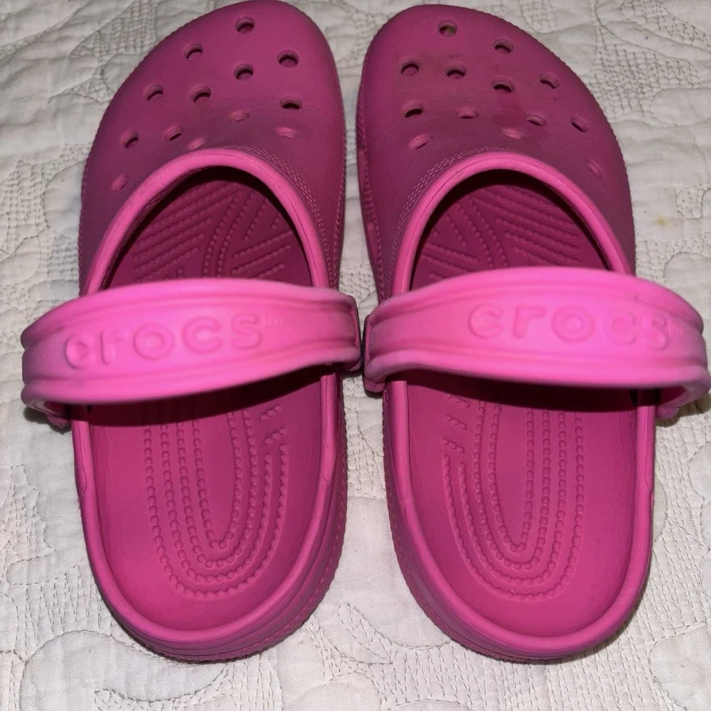 Crocs Youth/Junior Girls Size 4 Hot Pink Slip On Clog, Lightweight Strap W/ Logo - Picture 7 of 9